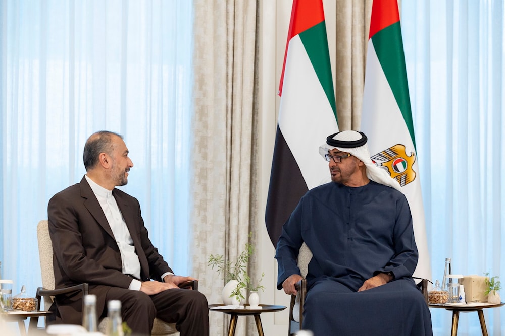 El presidente de Emiratos Árabes Unidos, Mohamed bin Zayed Al Nahyan, y el canciller de Irán, Hossein Amir Abdollahian, durante su encuentro en Abu Dabi. 