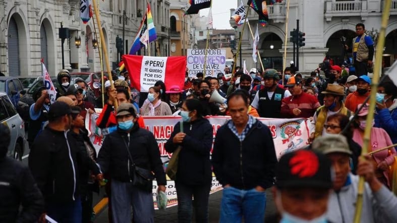 Presidenta de Perú pide al  Congreso trabajar unidos ante protestas