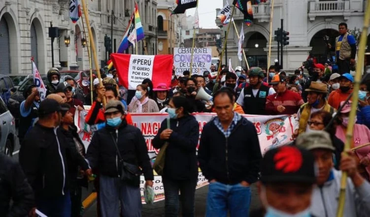 Presidenta de Perú pide al  Congreso trabajar unidos ante protestas