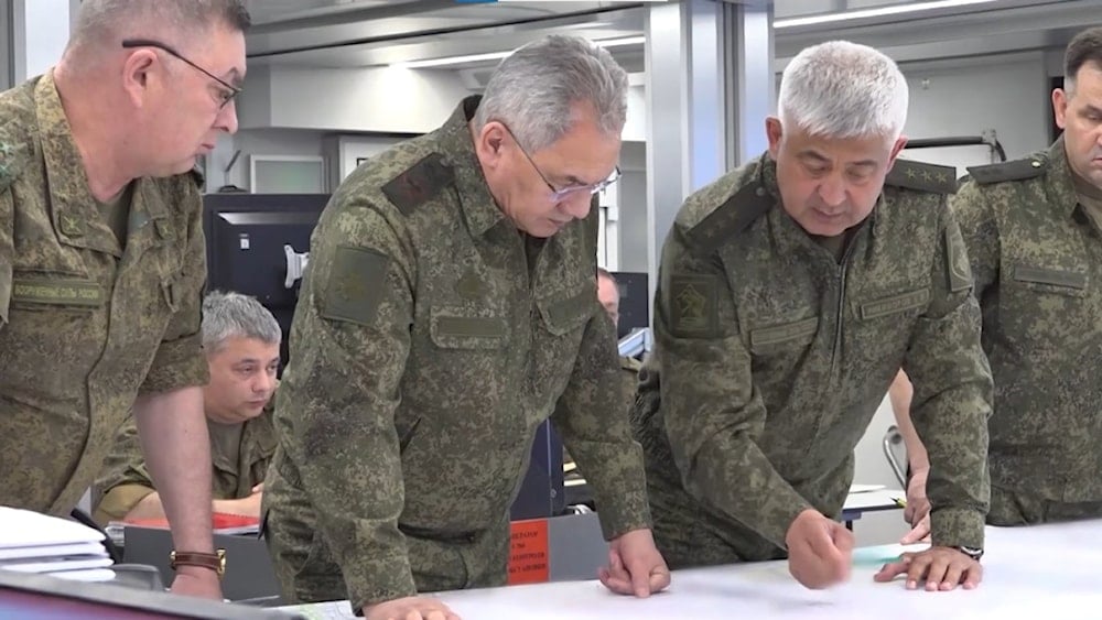 El ministro de Defensa de Rusia, Serguei Shoigu, inspecciona puesto de control.