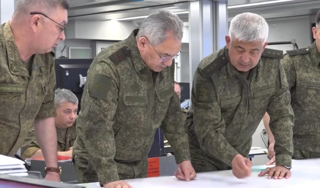 El ministro de Defensa de Rusia, Serguei Shoigu, inspecciona puesto de control.