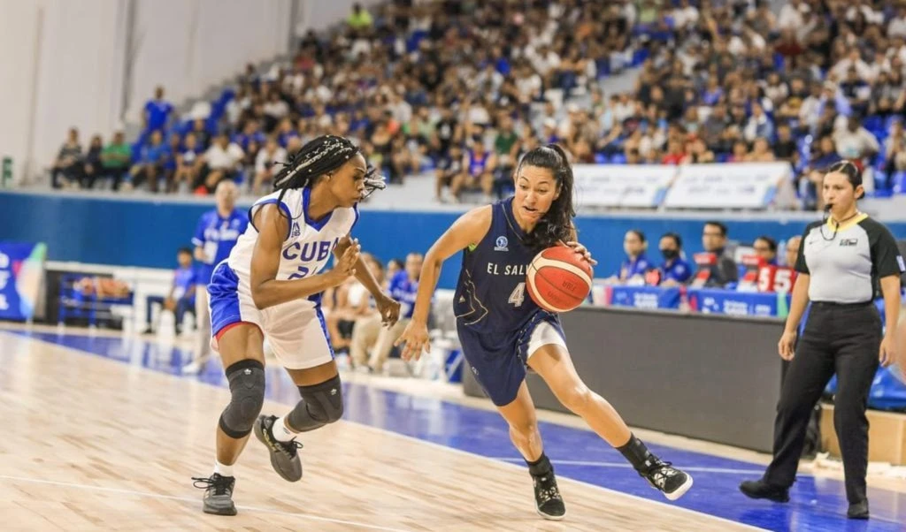 Vibrante choque entre Cuba y El Salvador en baloncesto (f)