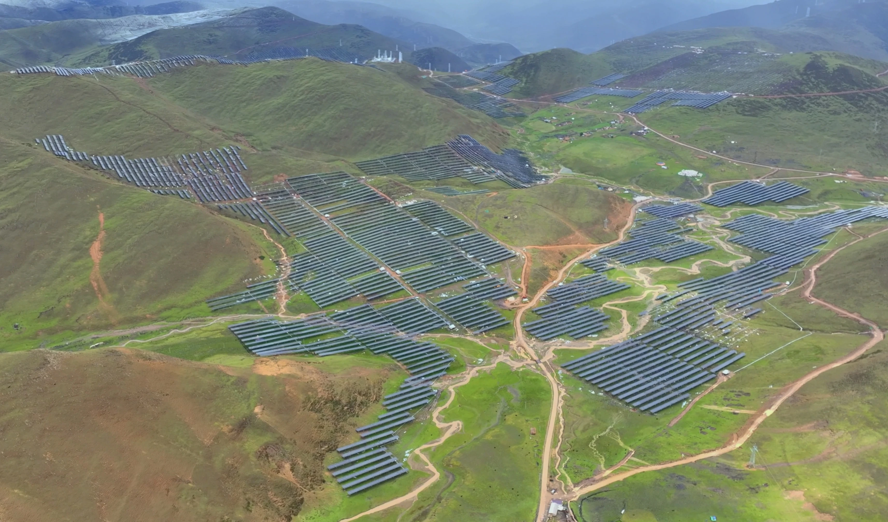 China estrenó la primera parte de la central hidrosolar a mayor altura. Foto: CGTN.