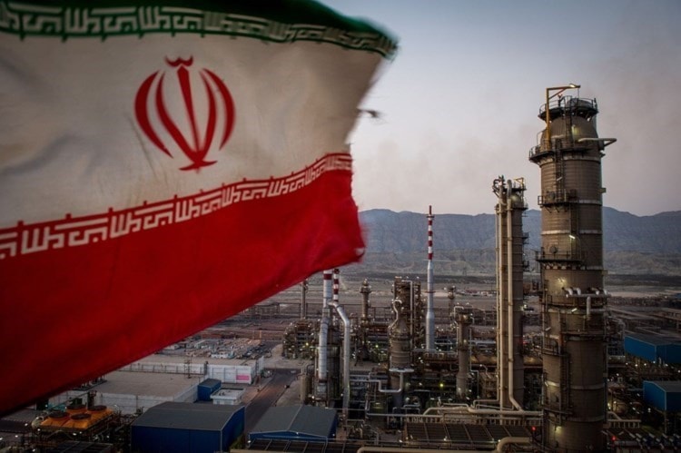 La producción de petróleo iraní aumentó de 2,2 millones de barriles por día a más de 3,1 millones en los últimos veinte meses.