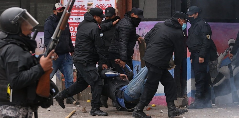 Las víctimas recibieron golpes y malos tratos durante las detenciones, disparos de balas de goma en el rostro y encarcelaciones arbitrarias, de acuerdo con las pruebas acumuladas.