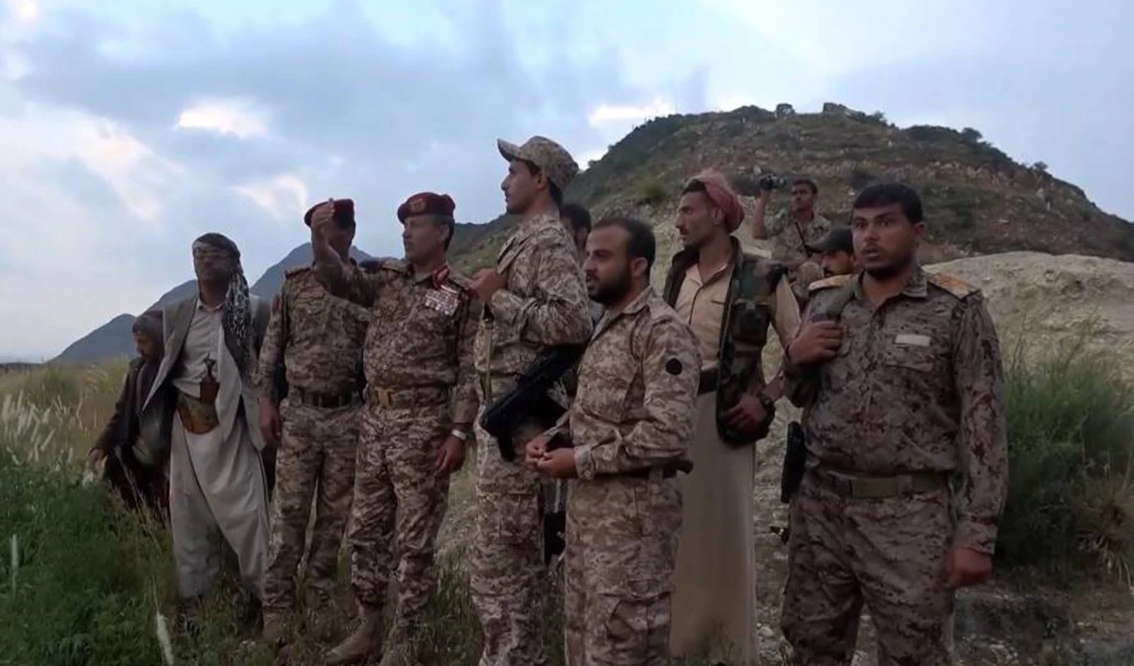 El general de división Mohammad Al-Atefi, realizó una inspección a las filas de combatientes de la cuarta región militar en el eje de Taiz.