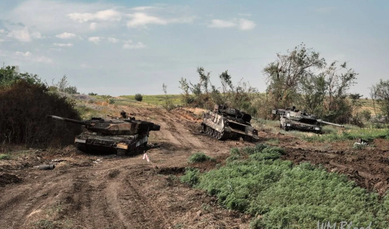 El régimen de Kiev perdió en estas zonas en un solo día dos tanques, tres vehículos blindados de combate, dos vehículos, obuses D-20 y Msta-B y 235 soldados.