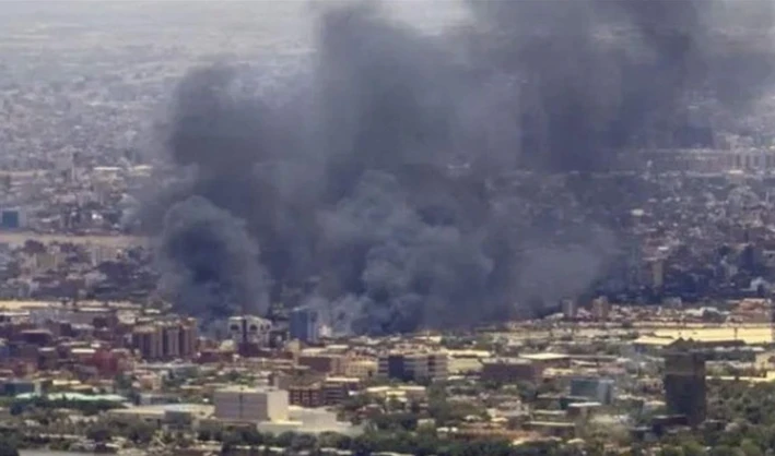 Una gran explosión sacude el centro de la capital de Sudán