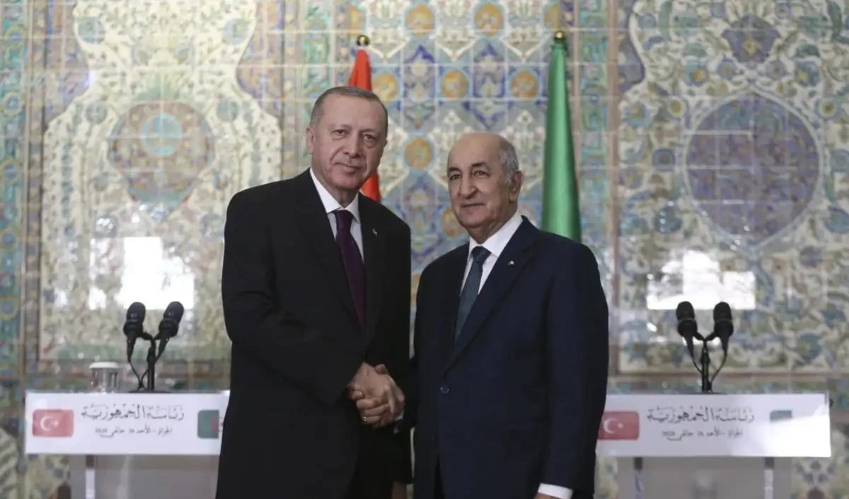 El presidente argelino, Abdelmadjid Tebboune (derecha), y su homólogo turco, Recep Tayyip Erdogan.