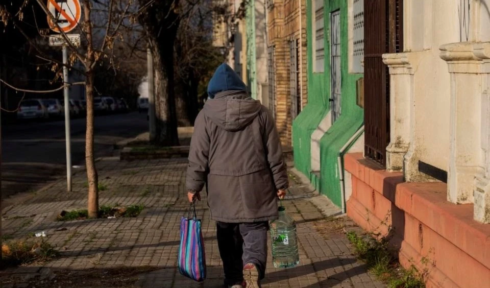 Uruguay entrega agua embotellada en medio de una histórica sequía. Foto: AP.