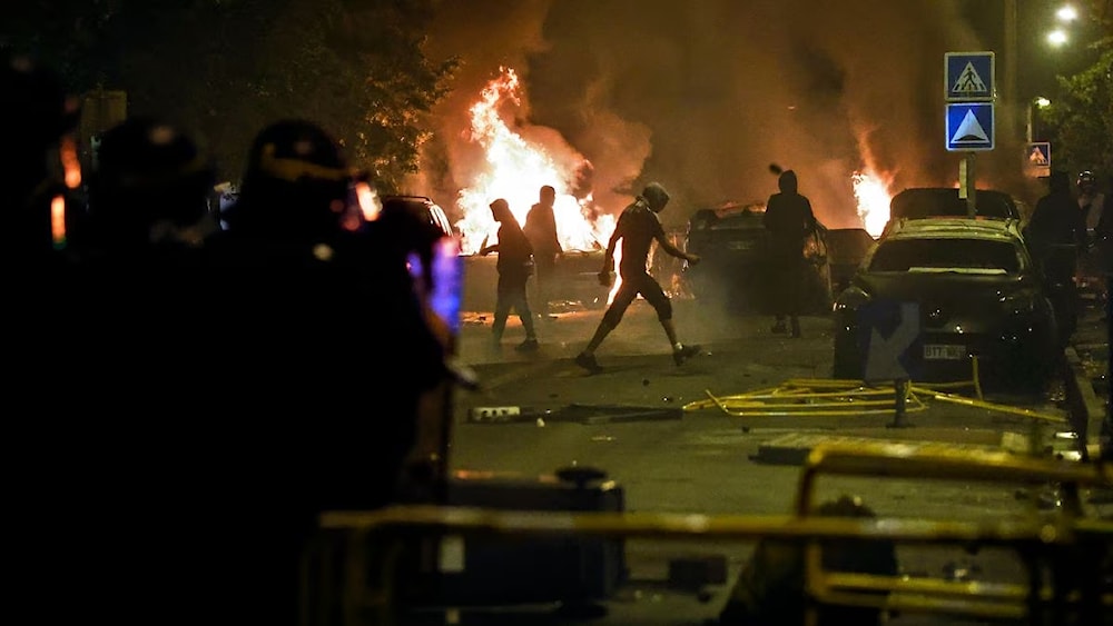 Los manifestantes bombardearon a la policía con fuegos artificiales, incendiaron contenedores de basura y varios autos.