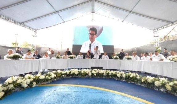 Con este espacio de diálogo se pretende desmovilizar al menos a 12 mil  integrantes de grupos delictivos. Con este espacio de diálogo se pretende desmovilizar al menos a 12 mil  integrantes de grupos delictivos.