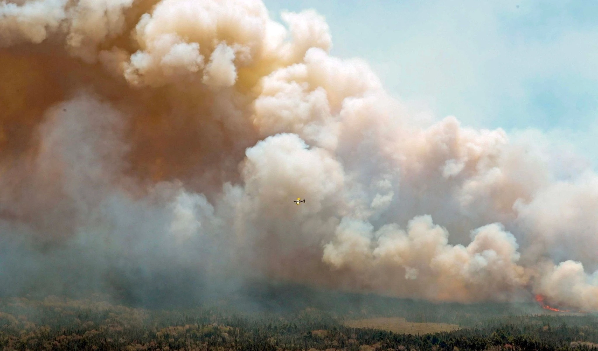 Los incendios forestales en Canadá fuerzan la evacuación en Quebec. Foto: Reuters. Los incendios forestales en Canadá fuerzan la evacuación en Quebec. Foto: Reuters.