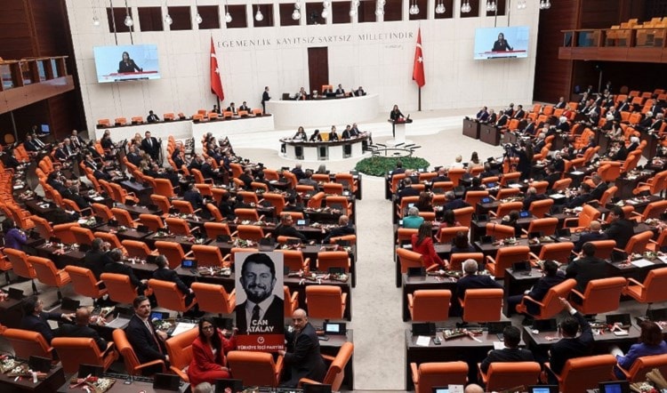 Nuevo Parlamento de Turquía celebra primera sesión de trabajo