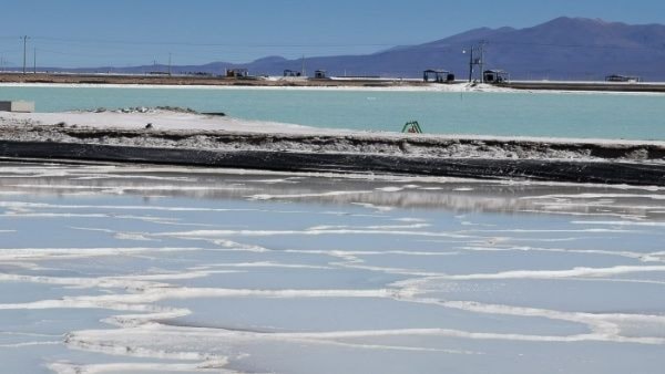 Bolivia firma contratos con Rusia y China para industrializar el litio