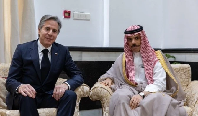 El secretario de Estado de EE. UU., Anthony Blinken y su homólogo saudita, Faisal bin Farhan, durante la reunión del G20, a principios de marzo en la India.