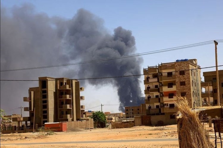 Columnas de humo negro se elevan sobre la capital como resultado de los constantes bombardeos. 