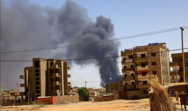 Columnas de humo negro se elevan sobre la capital como resultado de los constantes bombardeos.