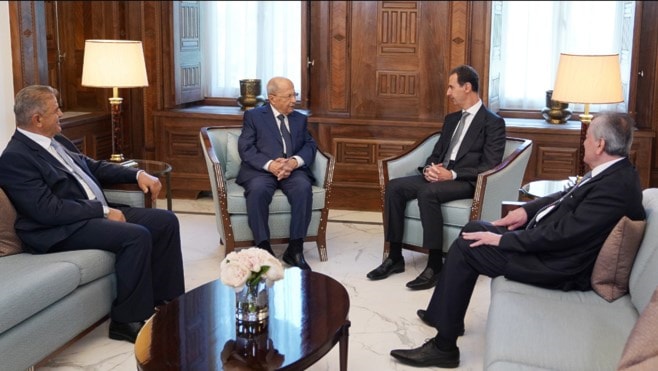 El presidente sirio, Bashar al-Assad y el exmandatario libanés, Michel Aoun, durante su encuentro en Damasco.