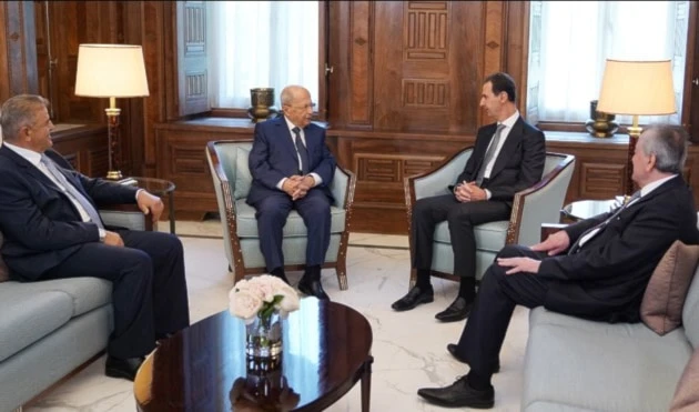 El presidente sirio, Bashar al-Assad y el exmandatario libanés, Michel Aoun, durante su encuentro en Damasco.