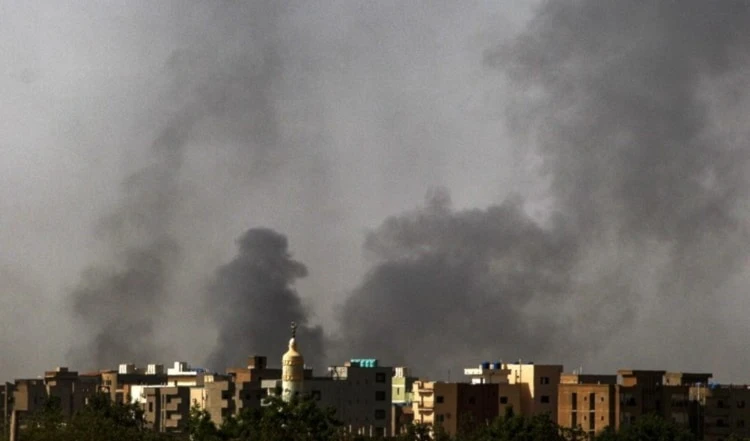 Combates en cercanías de industrias militares en Khartum, Sudán