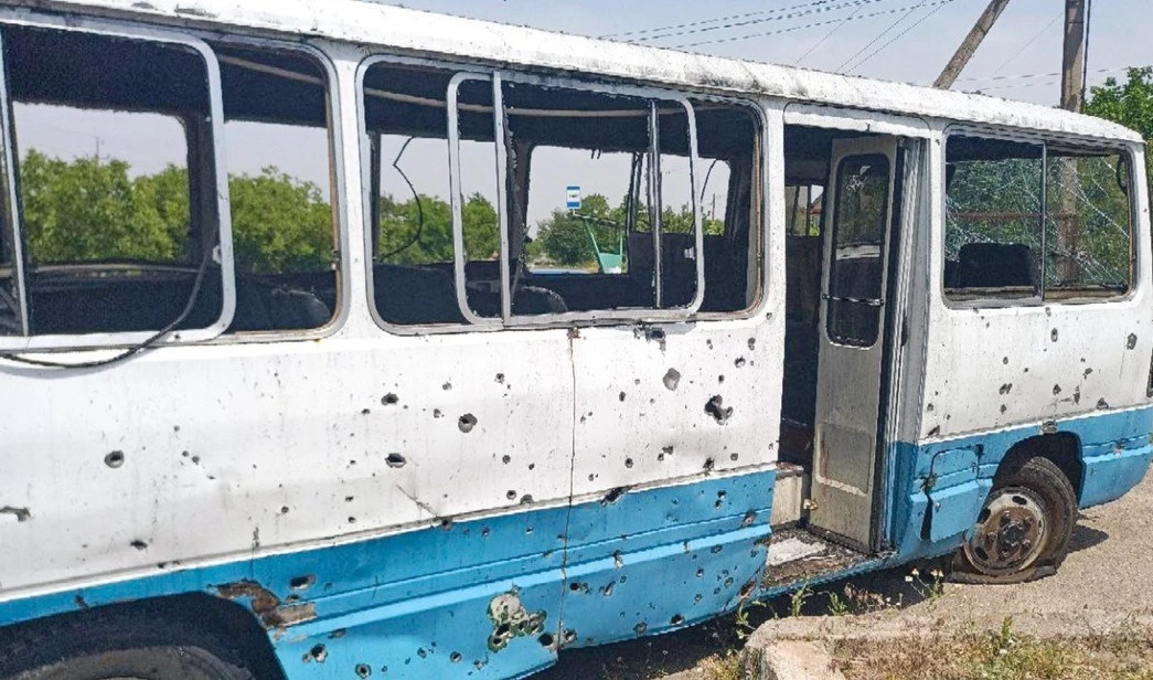 Ómnibus alcanzado por el bombardeo del ejército ucraniano contra la localidad de Kherson.