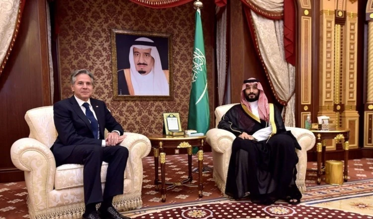 Encuentro entre Anthony Blinken y el príncipe heredero saudita Mohamad bin Salman.