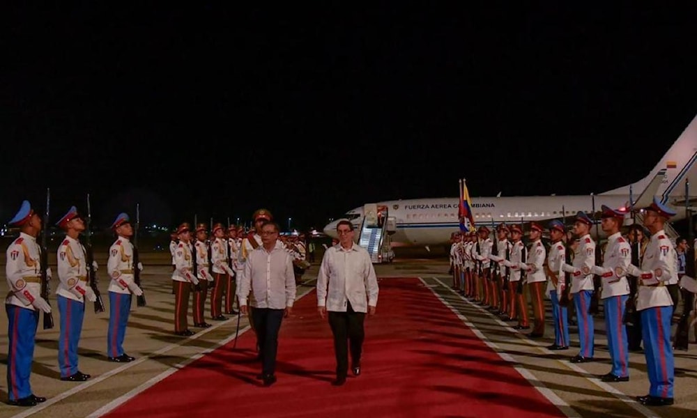 Gustavo Petro fue recibido por el ministro cubano de Relaciones Exteriores, Bruno Rodríguez Parrilla. 