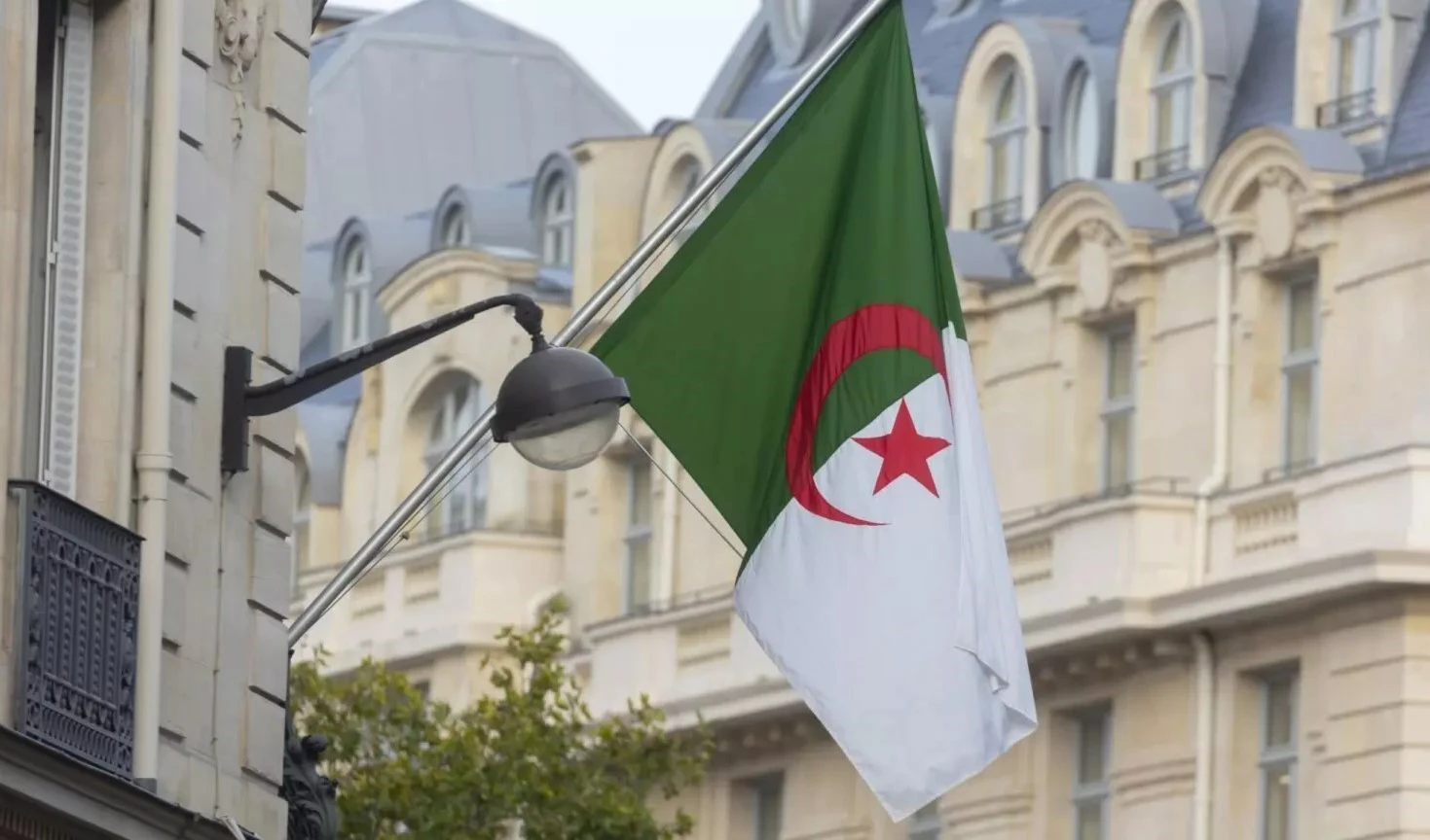 La cancillería argelina expresó su confianza en el gobierno francés y le pidió asumir plenamente su deber de protección, preocupado por la paz y la seguridad de sus nacionales en cada país de acogida.