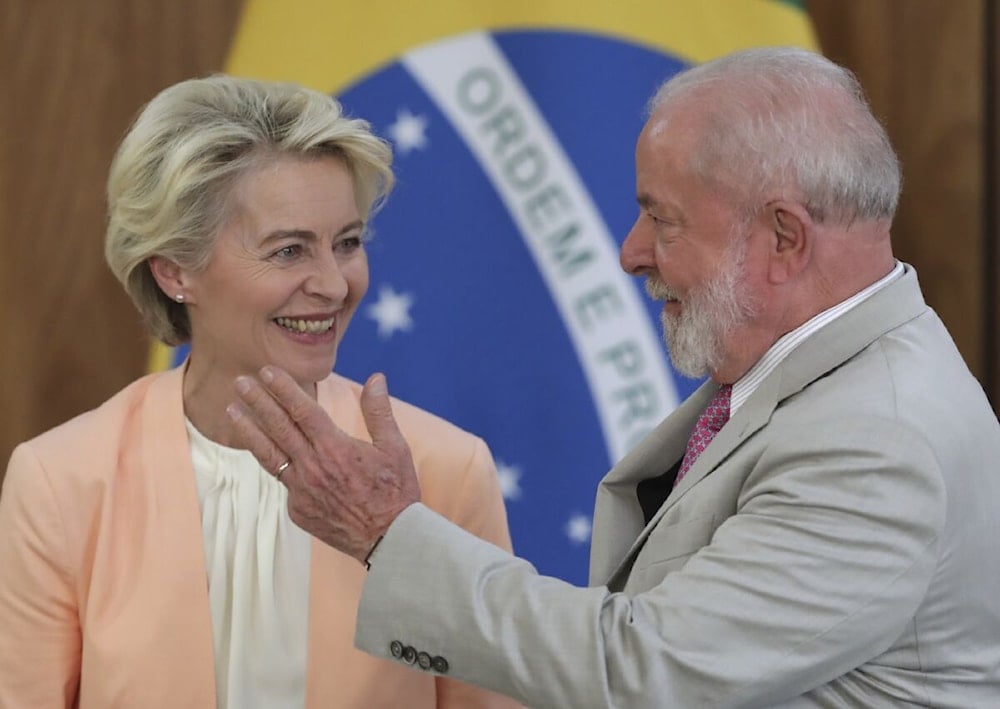 El presidente brasileño Luiz Inácio Lula da Silva, a la derecha, y la presidenta de la Comisión Europea, Ursula von der Leyen, conversan tras realizar una declaración conjunta en el palacio de Planalto en Brasilia, Brasil, el lunes 12 de junio de 2023.