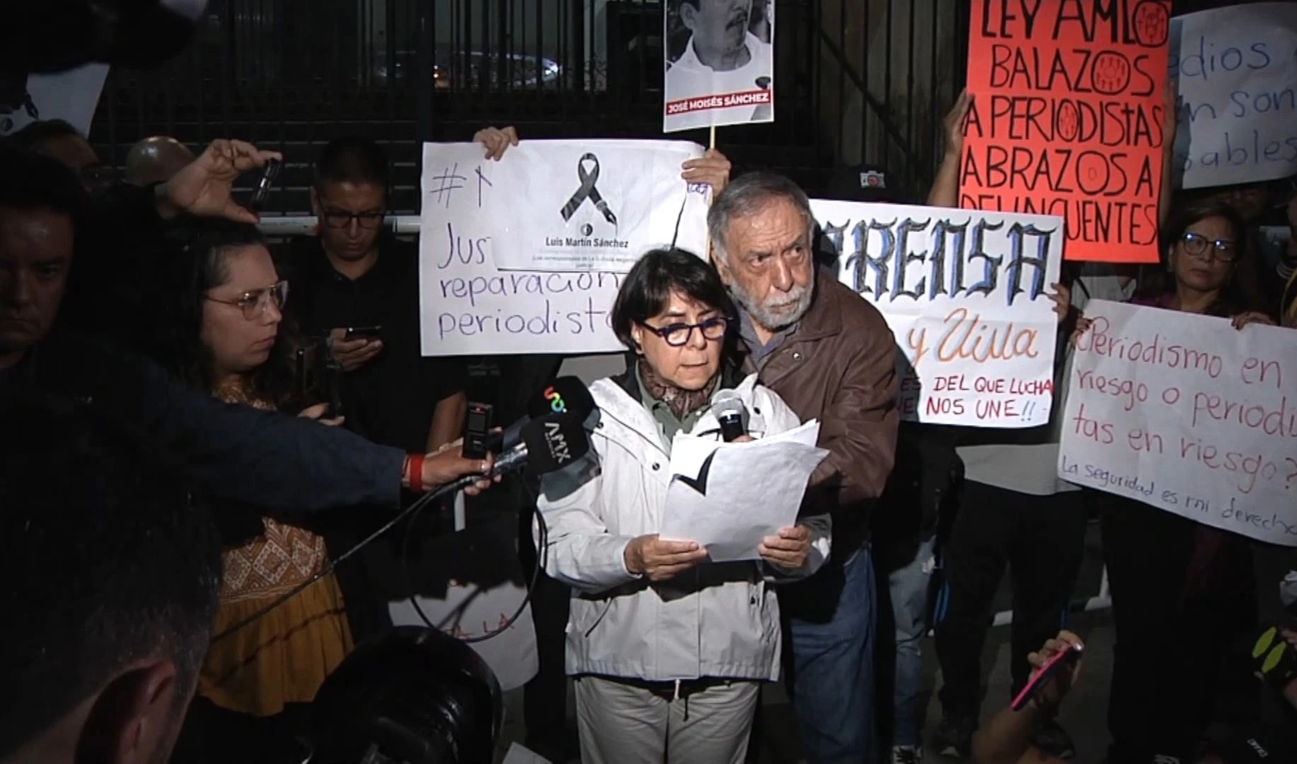 Decenas de periodistas exigen justicia por asesinatos y violencias contra gremio en México.