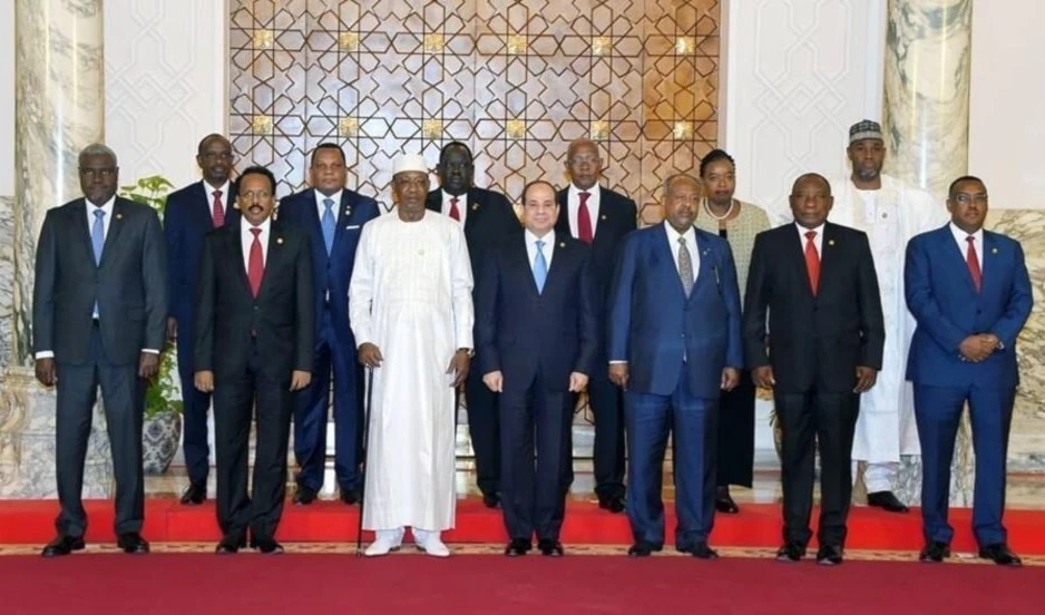 La cita se desarrolló en Egipto y la convocó  el presidente anfitrión, Abdel Fattah El-Sisi (al centro).