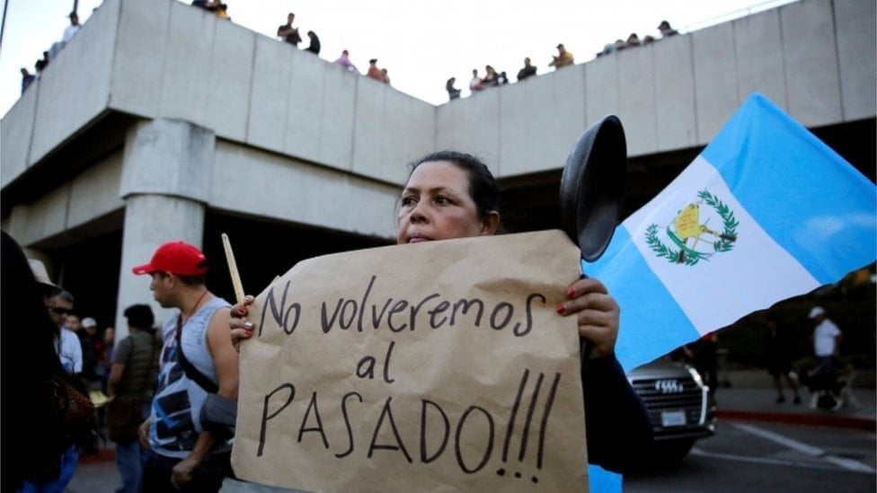 Simpatizantes del partido Semilla protestan la decisión del Ministerio Público de suspender a la agrupación política.