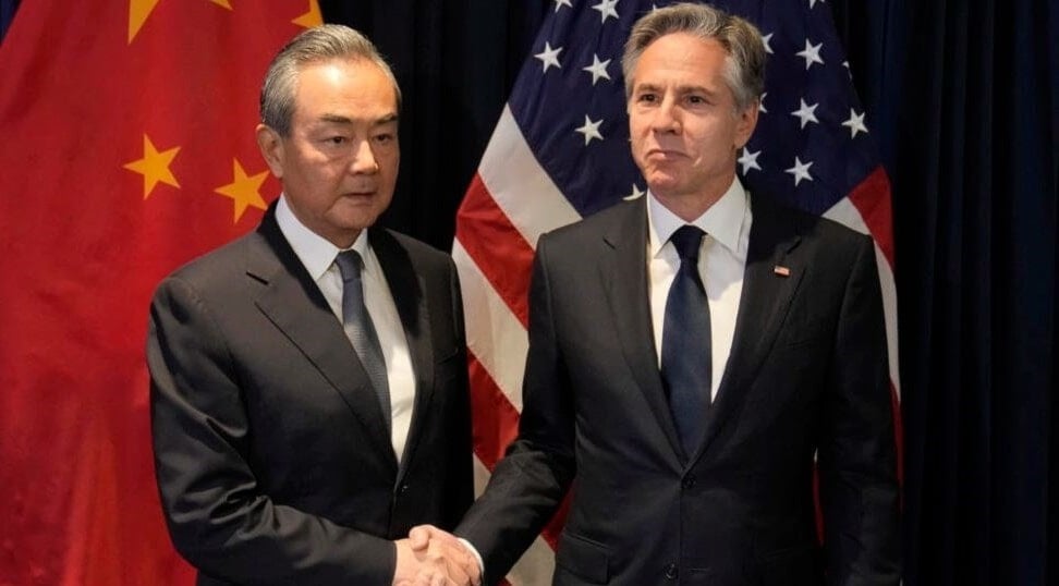 El principal diplomático de China, Wang Yi, y el secretario de Estado de Estados Unidos, Anthony Blinken.