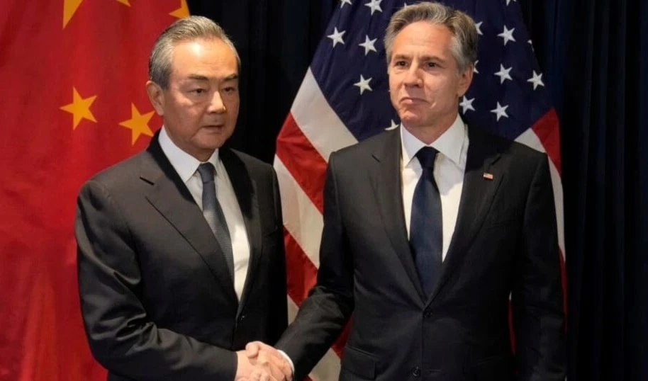 El principal diplomático de China, Wang Yi, y el secretario de Estado de Estados Unidos, Anthony Blinken.