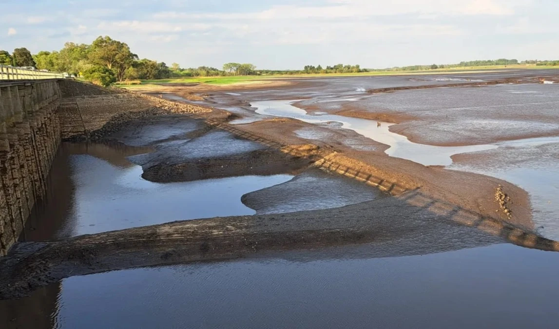 Montevideo, capital de Uruguay y hogar de más de la mitad de la población del país, enfrenta una sequía sin precedentes en los últimos 70 años. Montevideo, capital de Uruguay y hogar de más de la mitad de la población del país, enfrenta una sequía sin precedentes en los últimos 70 años.