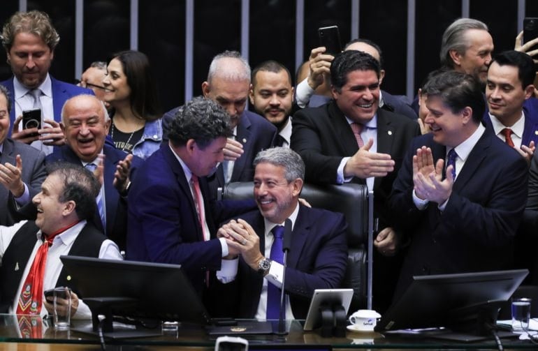 Muestras de alegría entre los promotores de la reforma tributaria brasileña una vez aprobada en la Cámara de los Diputados el 6 de julio de 2023.