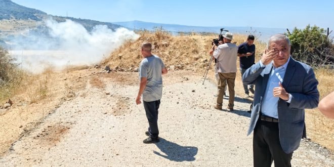 Los gases lacrimógenos lanzados alcanzaron a los periodistas, al parlamentario libanés, Qassem Hashem, y a los ciudadanos locales. 