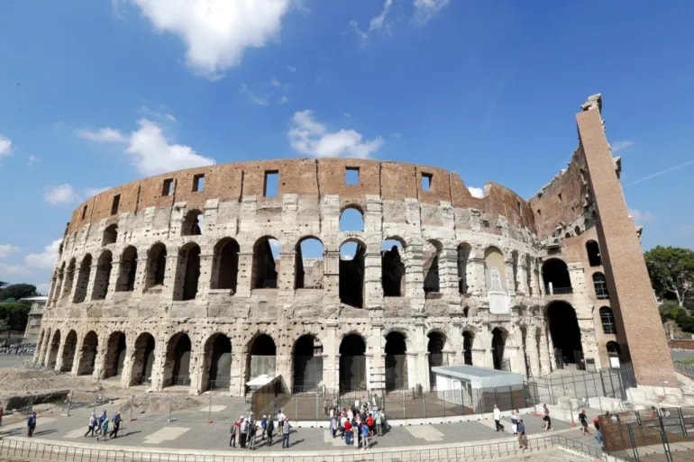 Detienen a turistas en Italia por grabar sus iniciales en el Coliseo. Foto: AP.