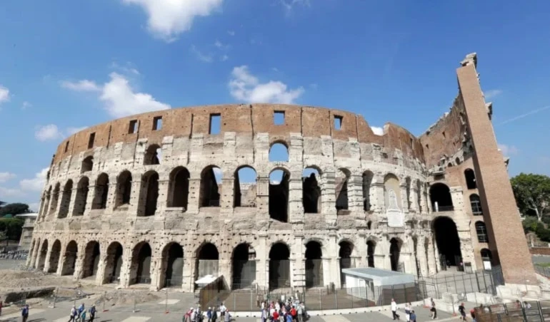 Detienen a turistas en Italia por grabar sus iniciales en el Coliseo. Foto: AP.