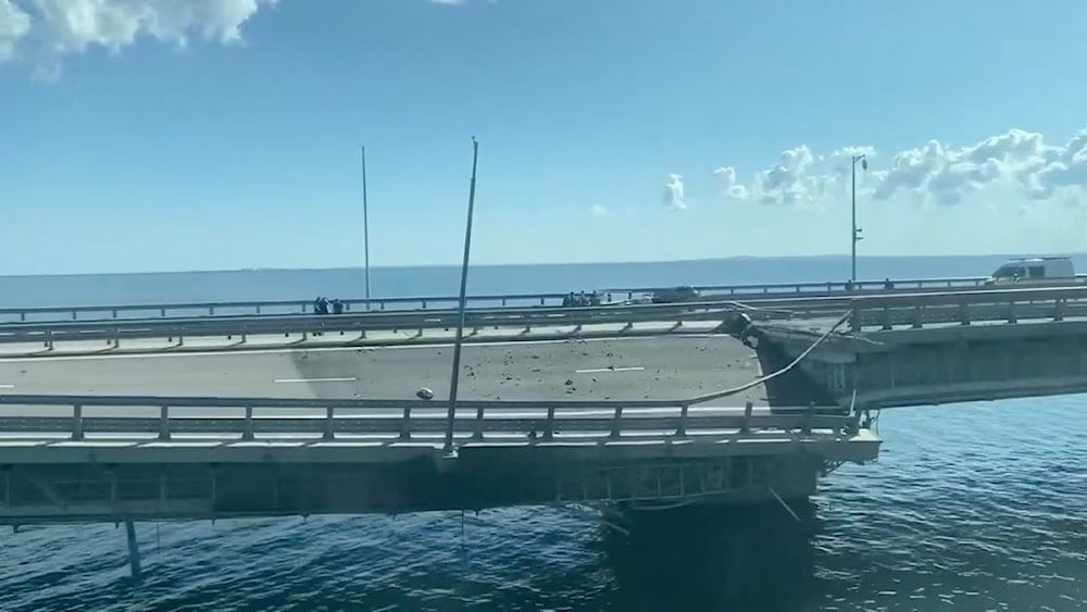 El puente sufrió severos daños tras la explosión y dos personas perdieron la vida.