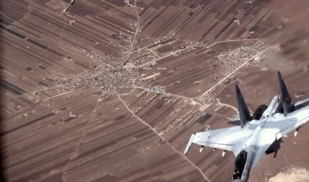 Un avión ruso vuela cerca de un dron de la Fuerza Aérea de EE. UU. en Siria. Un avión ruso vuela cerca de un dron de la Fuerza Aérea de EE. UU. en Siria.