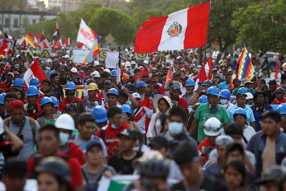 Miles de personas protestan en Lima, Perú.