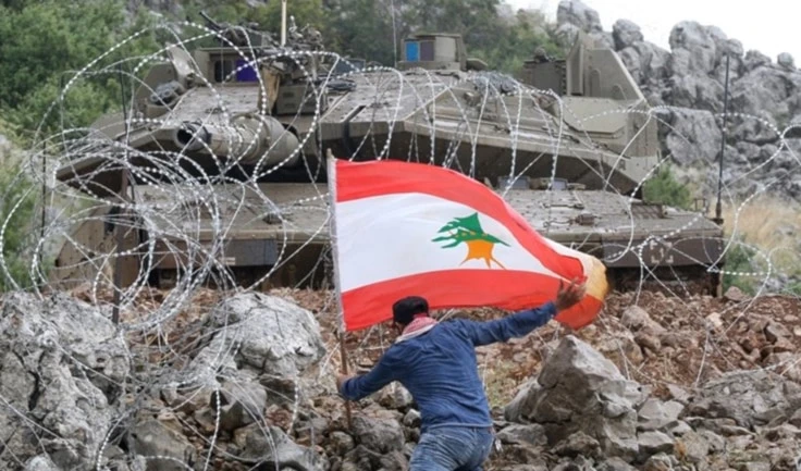 Activista libanés protesta frente a la valla de púas levantada por el ejército israelí.
