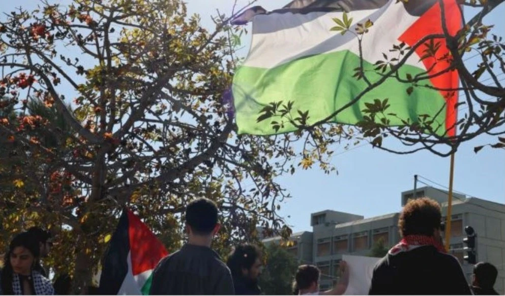 Esta nueva medida racista israelí, prohíbe a los estudiantes palestinos izar su bandera en los campus universitarios.