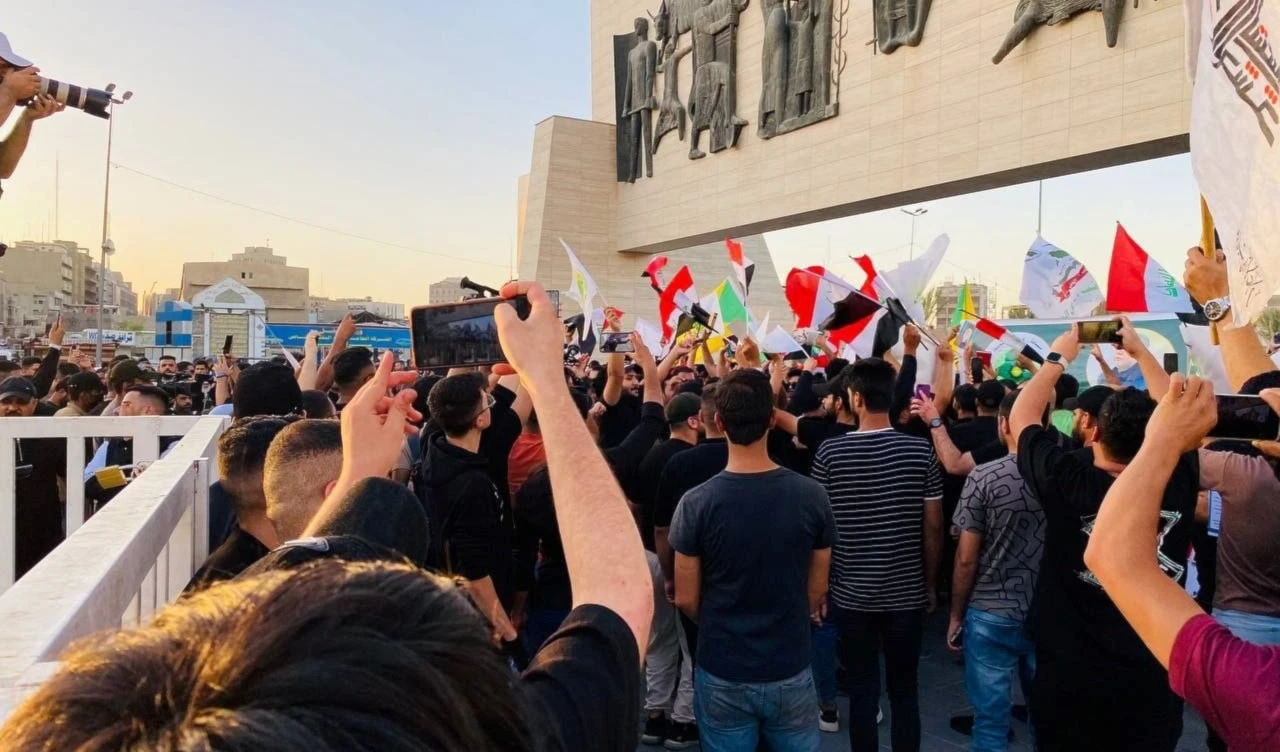 Manifestantes iraquíes se reunieron en la plaza Tahrir, en el centro de Bagdad para condenar el insulto al Sagrado Corán.