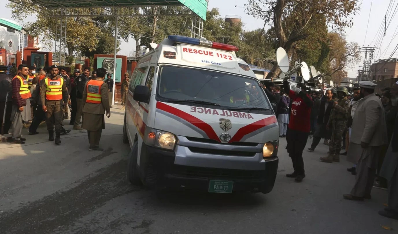 El servicio de ambulancia trasladó a los heridos a un hospital cercano. El servicio de ambulancia trasladó a los heridos a un hospital cercano.