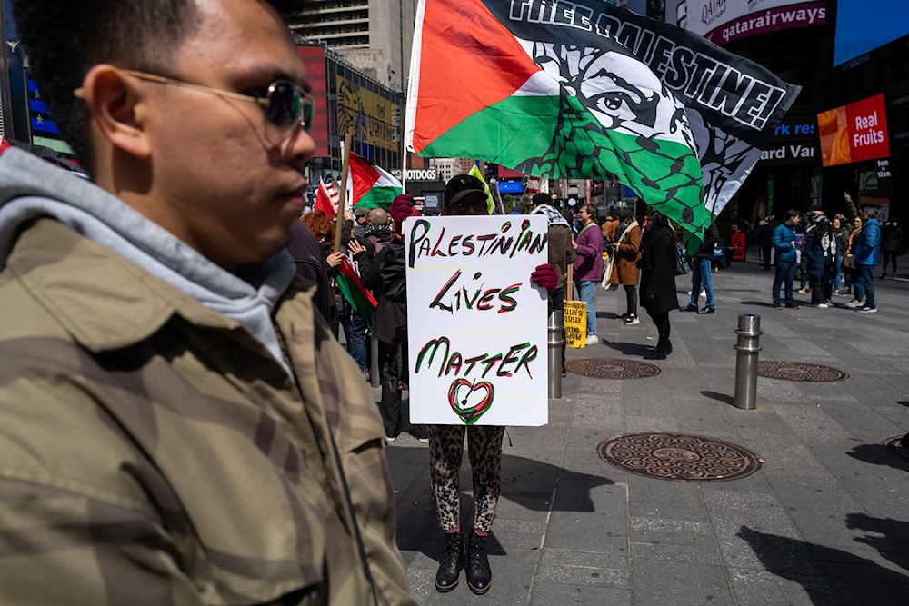 Partidarios de Palestina se manifiestan en Times Square, Nueva York, el 8 de abril.