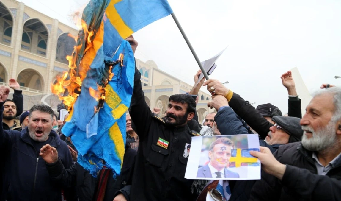 Miles de iraquíes protestaron y quemaron banderas suecas en protesta por los repetidos ultrajes al Libro Sagrado en el país escandinavo.
