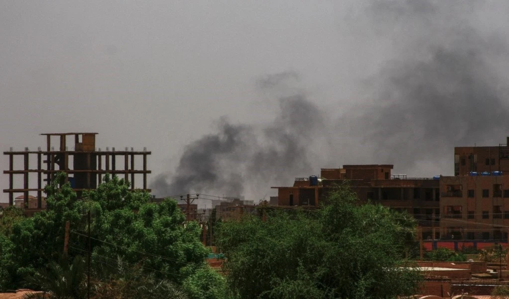 El Colegio Independiente de Abogados de Darfur advirtió sobre los disparos indiscriminados de proyectiles en las calles de barrios residenciales y las muertes de civiles por balas de francotiradores.